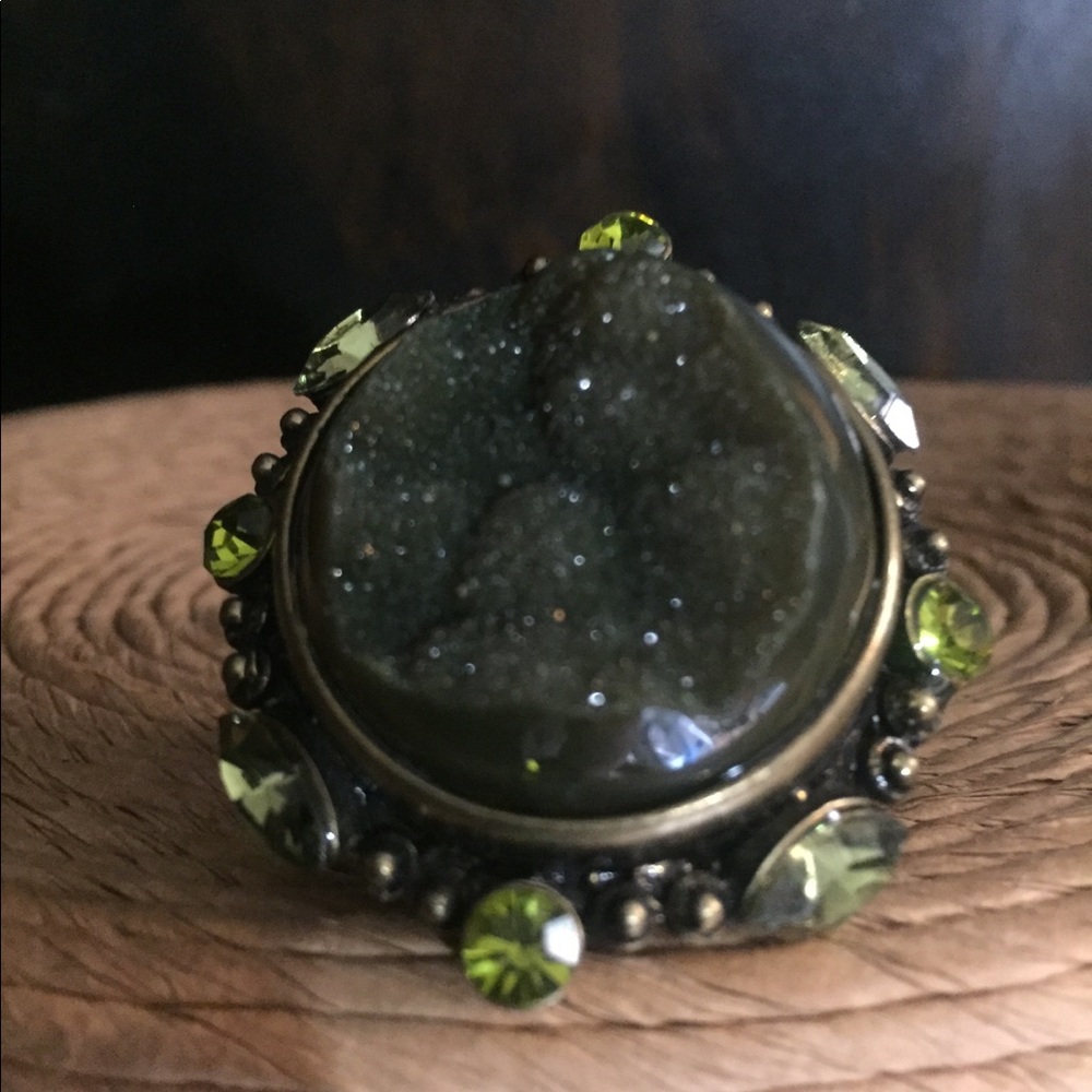 Large Center Green Stone Ring. - image 3
